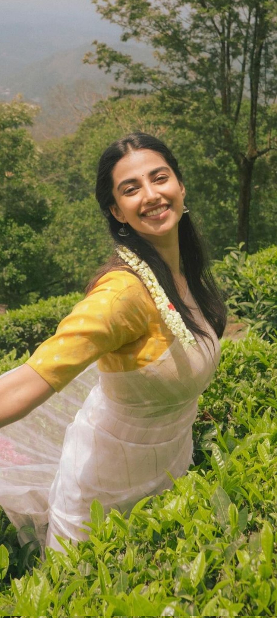Meenakshi Chaudhary Traditional Attire, Meenakshi Chaudhary Latest Images, Meenakshi Chaudhary Photos,Meenakshi Chaudhary pics,Meenakshi Chaudhary Hot images, Meenakshi Chaudhary Stills,