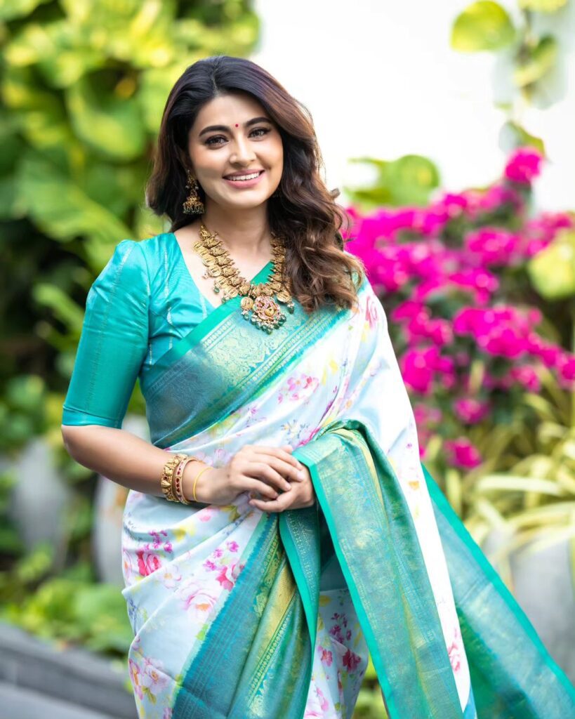 Sneha Beautiful Images, Sneha Alluring Images, Sneha  Photos, Sneha  Pics, Sneha Pictures, Heroine Sneha  Images, Heroine Sneha Saree Photos, Sneha  Stills, 