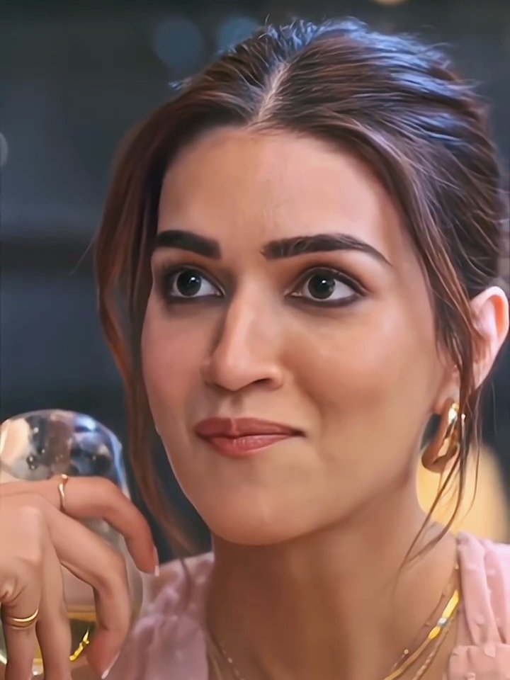 Kriti Sanon Family, Kriti Sanon Age, Kriti Sanon Height, Kriti Sanon Personal Life, Kriti Sanon Father, Kriti Sanon Mother, Kriti Sanon DOB, Kriti Sanon News