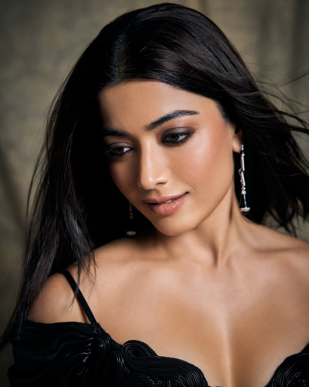 5 Best Glamorous Images of Rashmika Mandanna, Top 5 Glamorous Photos of Rashmika Mandanna, 5 Stunning Glamorous Looks of Rashmika Mandanna, Rashmika Mandanna Images,